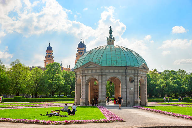 храм дианы в парке хофгартен в мюнхене - diana pavilion стоковые фото и изображения