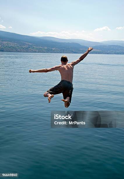 Bordo Jovem Saltar No Lago - Fotografias de stock e mais imagens de Taking the Plunge (expressão inglesa) - Taking the Plunge (expressão inglesa), Lago, Água