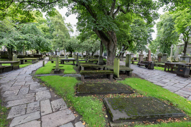 sentieri di pietra - scotland town square war memorial photography foto e immagini stock