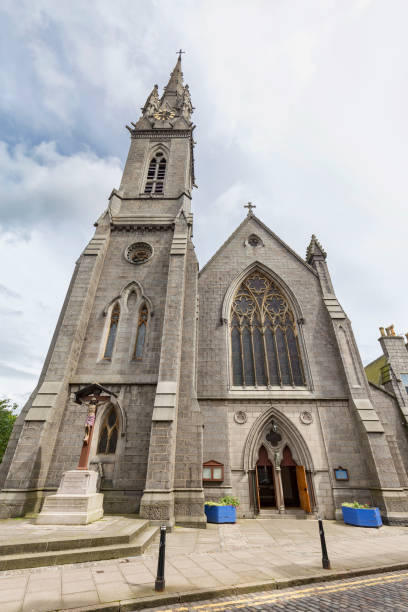 vista verticale della cattedrale di santa maria assunta - scotland town square war memorial photography foto e immagini stock