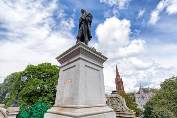 statua di burns - scotland town square war memorial photography foto e immagini stock