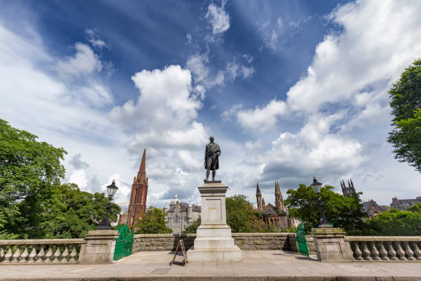 bellissimo cielo estivo blu ad aberdeen, in scozia. - scotland town square war memorial photography foto e immagini stock
