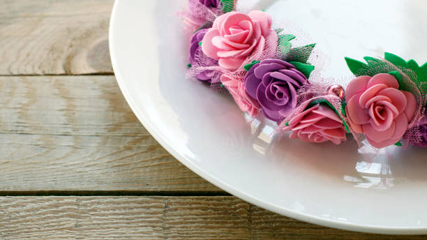 istock Wedding table decoration: a wreath of flowers on a white plate 966499340