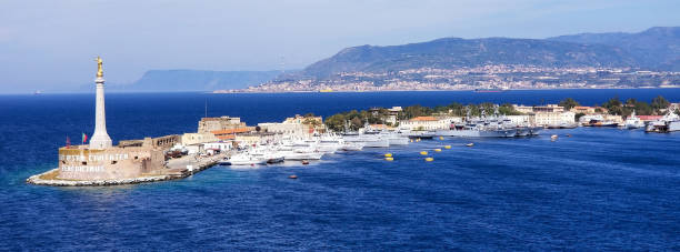 porto di messina sicilia italia - messina foto e immagini stock