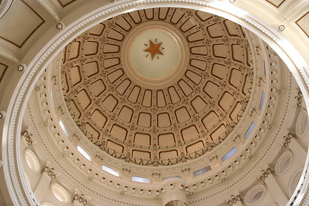 budynek kapitolu stanowego w centrum austin, teksas - texas state flag texas dome austin texas zdjęcia i obrazy z banku zdjęć