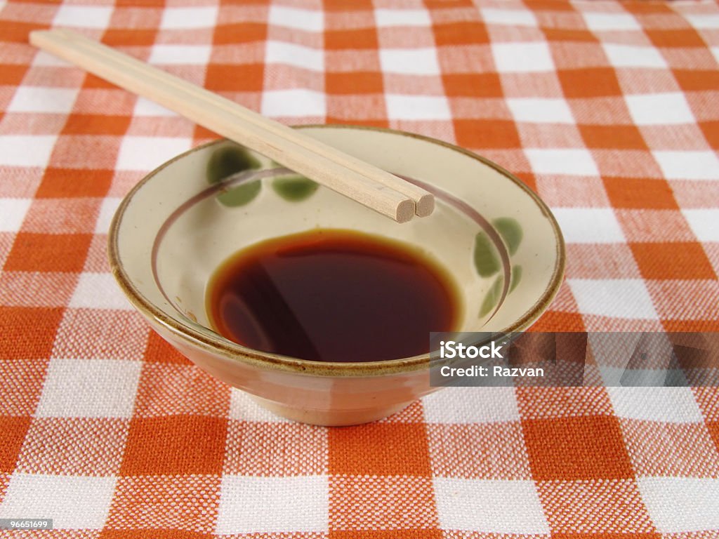 Salsa de soja y le esperan en una casa mesa - Foto de stock de Alimento libre de derechos