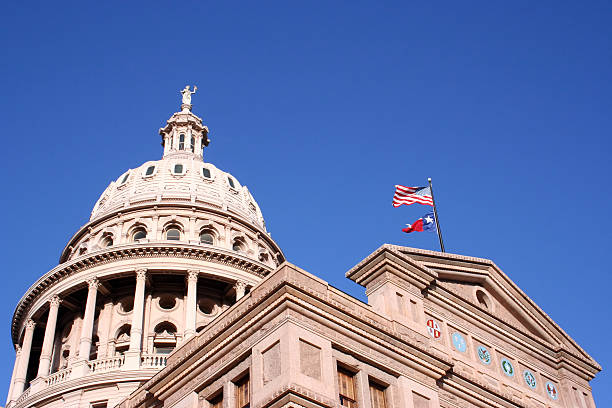 edificio del capitolio del estado, del centro de la ciudad de austin, texas - texas state flag texas dome austin texas fotografías e imágenes de stock