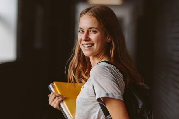 studenten gehen für den vortrag - university education walking teenage girls stock-fotos und bilder