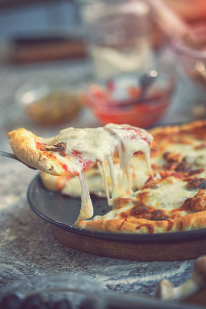 pizza al peperone fresca fatta in casa - tomato sauce domestic kitchen meat cheese foto e immagini stock