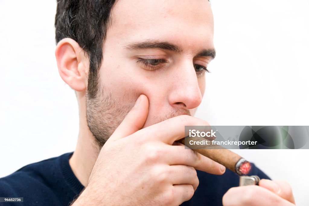喫煙者がライトアップシガー、軽食 - 喫煙用パイプのロイヤリティフリーストックフォト
