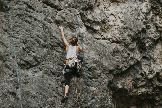 혼자 오르는 젊은 여성 산악인, 집중 - climbing rock climbing women determination 뉴스 사진 이미지