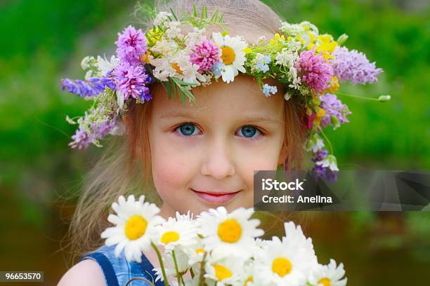 Mädchen Im Kranz Stockfoto und mehr Bilder von Kamillenblüte - Kamillenblüte, Lächeln, Mädchen