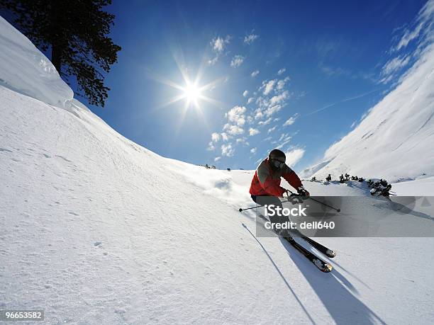 Foto de Esquiador e mais fotos de stock de Cordilheira - Cordilheira, Esqui - Equipamento esportivo, Esqui - Esqui e snowboard