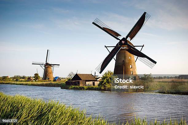 Di Mulini A Vento In Olanda - Fotografie stock e altre immagini di Acqua - Acqua, Agricoltura, Ambientazione esterna