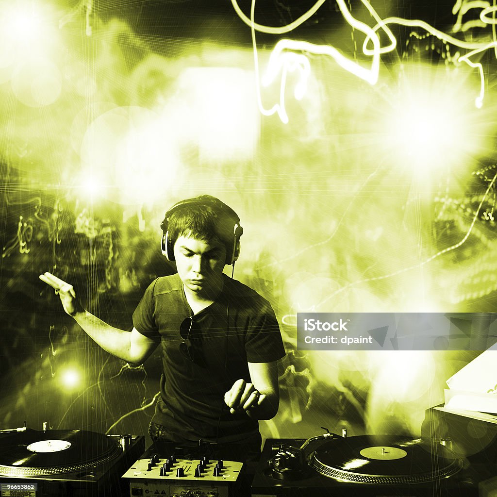 Disco jockey en concierto con luces verde - Foto de stock de Adulto libre de derechos