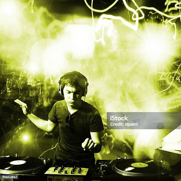 Disco Jockey En Concierto Con Luces Verde Foto de stock y más banco de imágenes de Adulto - Adulto, Adulto joven, Auriculares - Equipo de música