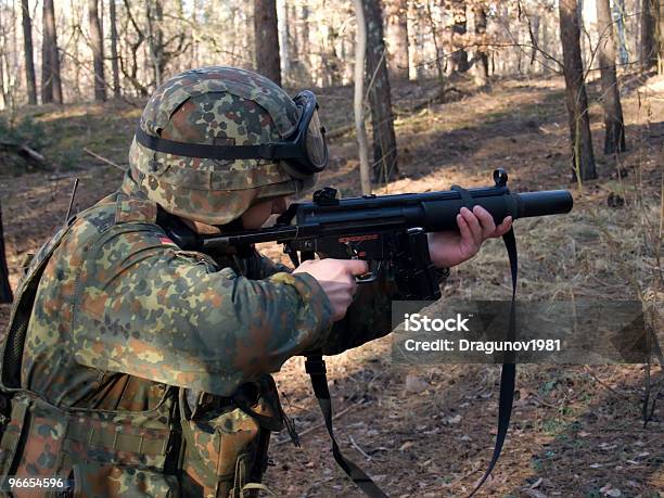 Soldier Foto de stock y más banco de imágenes de Accesorio de cabeza - Accesorio de cabeza, Aire libre, Apuntar