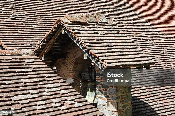 Foto de Igreja Com A Torre Do Sino De Teto e mais fotos de stock de Arquitetura - Arquitetura, Azulejo, Campanário - Torre