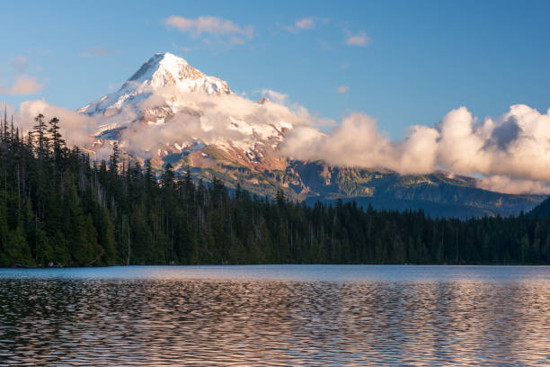 mt hood alba sul lago perduto oregon - mountain alpenglow glowing lake foto e immagini stock