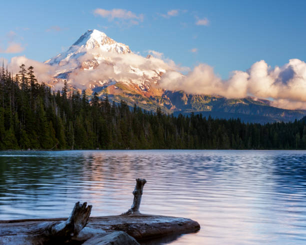 mt hood alba sul lago perduto oregon - mountain alpenglow glowing lake foto e immagini stock