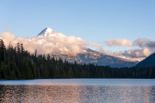 mt hood alba sul lago perduto oregon - mountain alpenglow glowing lake foto e immagini stock