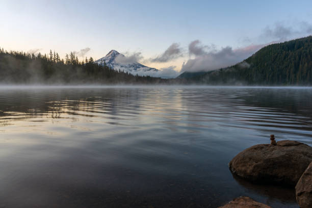 mt hood alba sul lago perduto oregon - mountain alpenglow glowing lake foto e immagini stock