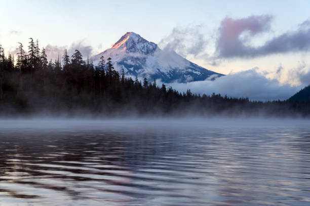 mt hood alba sul lago perduto oregon - mountain alpenglow glowing lake foto e immagini stock