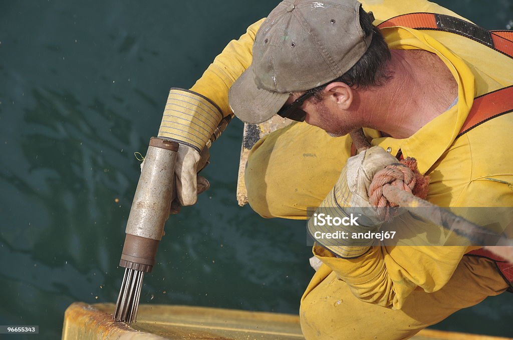 Marinheiro remove ferrugem do casco de navio - Foto de stock de Casco de navio royalty-free