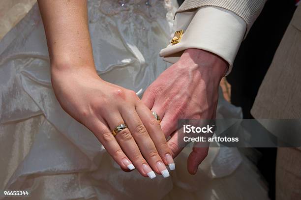 Manos De Boda Foto de stock y más banco de imágenes de Adulto - Adulto, Amor - Sentimiento, Anillo - Joya