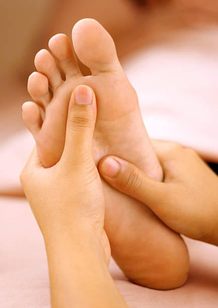 스파 발 마사지 - reflexology human foot spa treatment health spa 뉴스 사진 이미지