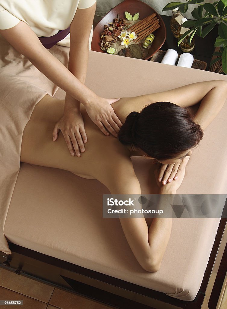 Terapia di massaggio - Foto stock royalty-free di Accudire