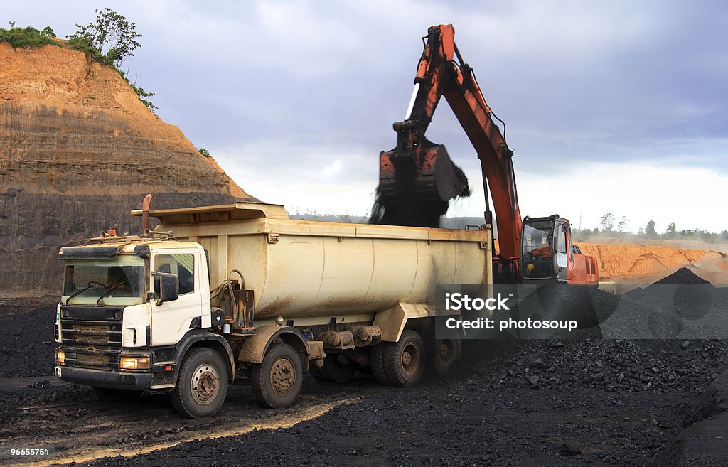 Уголь машина - Стоковые фото Грузовик роялти-фри