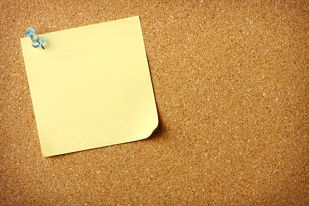 blanco nota en cork mensaje de planchar - bulletin board paper note pad old fotografías e imágenes de stock
