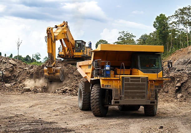 scavo & dump veicolo - caterpillar truck foto e immagini stock