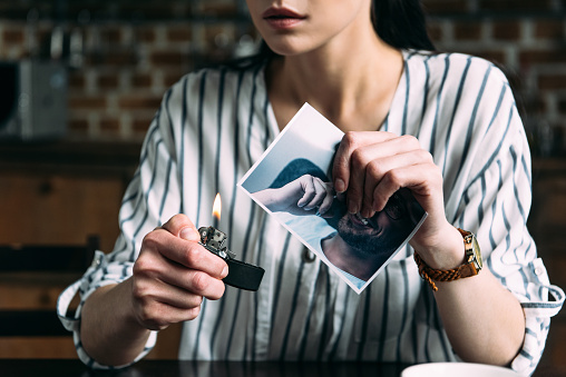 recortar foto de mujer joven quema la tarjeta de la foto del ex novio photo