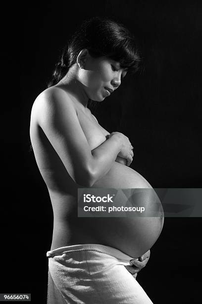 Otto Mesi Di Gravidanza - Fotografie stock e altre immagini di A petto nudo - A petto nudo, Adulto, Beautiful Woman