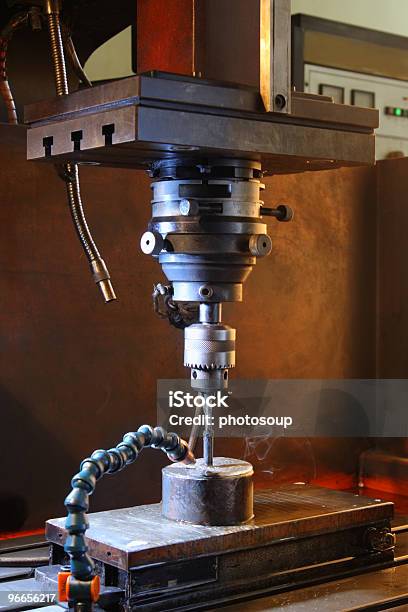 Foto de Machining Metal e mais fotos de stock de Aço - Aço, Borrifo, Calor