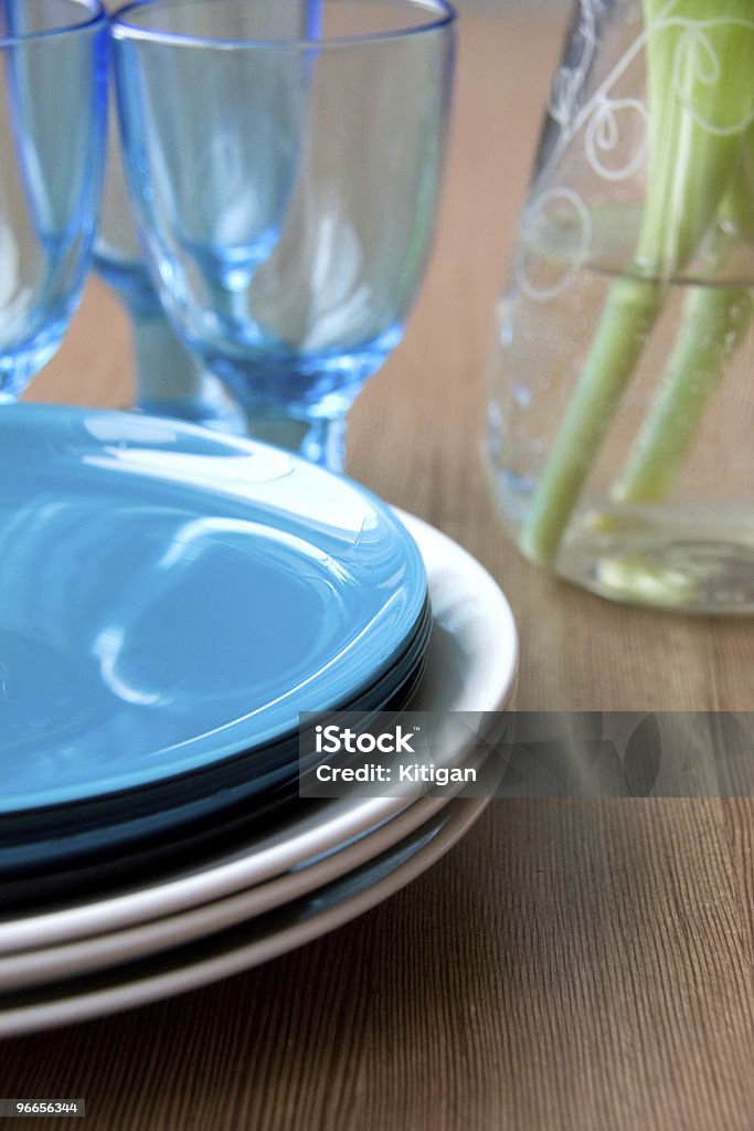 Чистые блюда на деревянный стол - Стоковые фото Без людей роялти-фри
