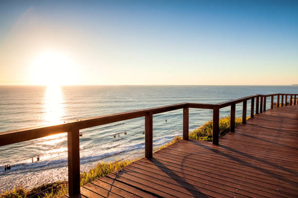 alba da north burleigh lookout, gold coast australia - sunrise sun gold sea foto e immagini stock