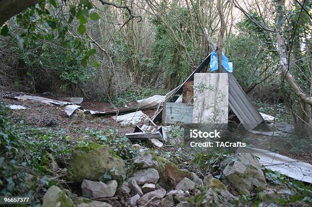 Photo libre de droit de Abri Sansabri Personnes banque d'images et plus d'images libres de droit de Bois - Bois, Mal-logés, Abri de plage