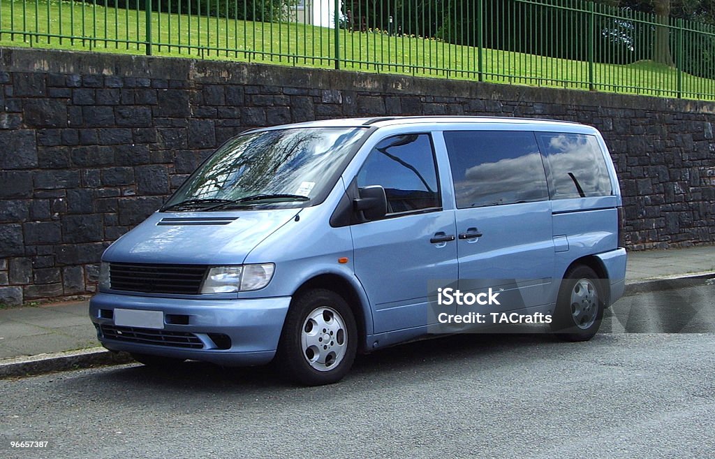 Minivan con mercado - Foto de stock de Minifurgoneta libre de derechos