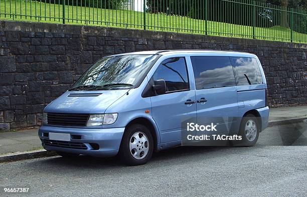 Minivan Con Mercado Foto de stock y más banco de imágenes de Minifurgoneta - Minifurgoneta, Inmóvil, Furgoneta