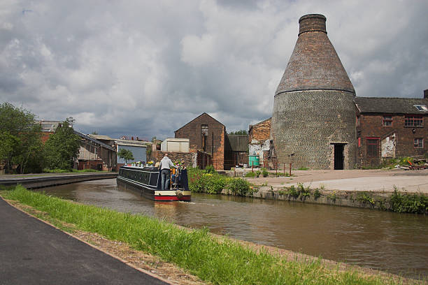 stoke on trent com canal e garrafa do forno. - staffordshire - fotografias e filmes do acervo