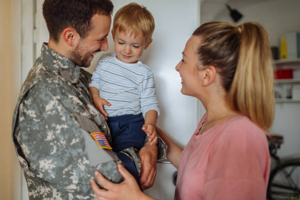 istock Welcome home daddy soldier 966578118