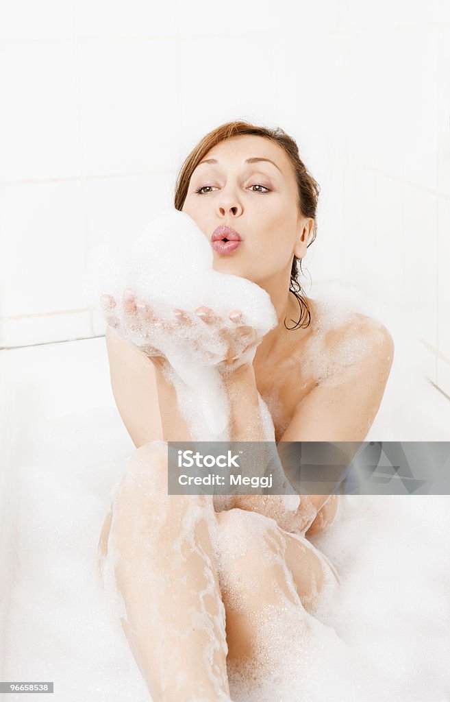 Attraktive Frau ist in der Badewanne. - Lizenzfrei Attraktive Frau Stock-Foto