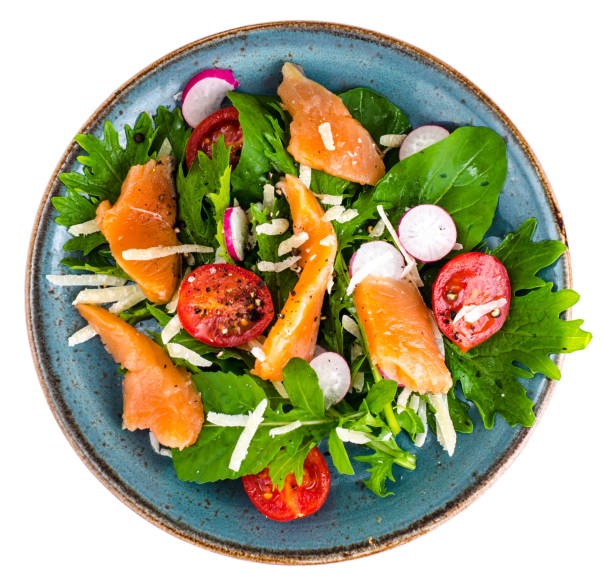 pratos de peixe. salada com salmão - on top of - fotografias e filmes do acervo