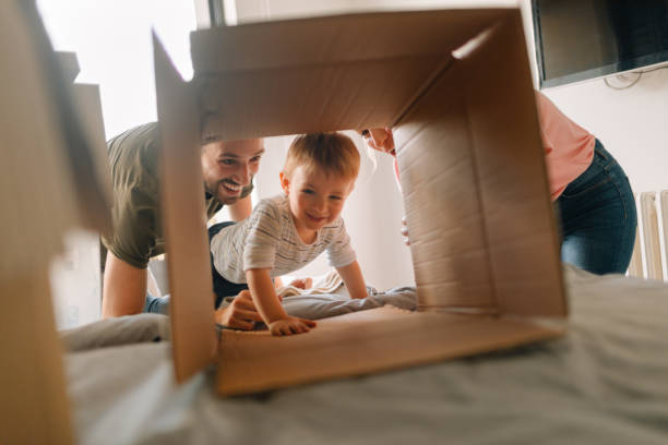 in unserer neuen familie zu hause glücklich - preschool father offspring child stock-fotos und bilder