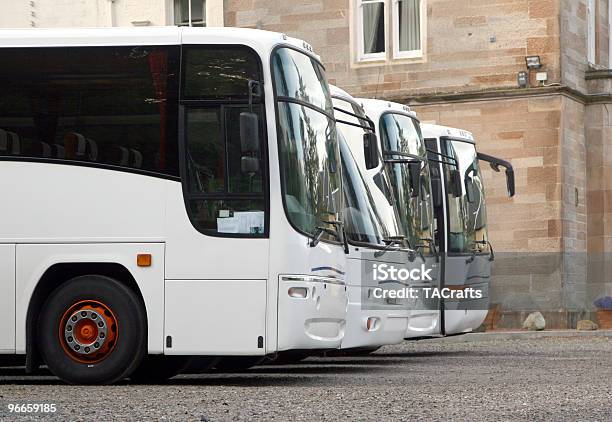 Cuatro Blanco Autobuses Foto de stock y más banco de imágenes de Flota de vehículos - Flota de vehículos, Autocar, Autobús