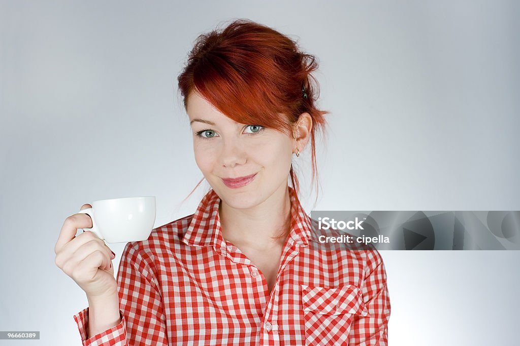 Belle fille buvant un café - Photo de Adolescent libre de droits