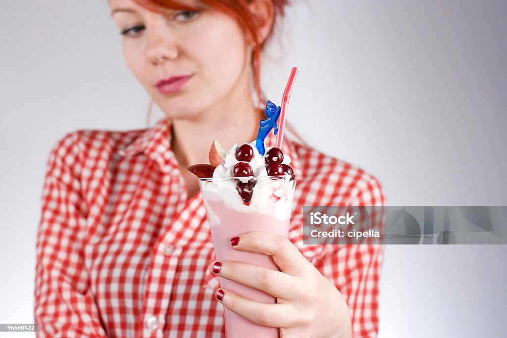 Молодая женщина держит молочный коктейль - Стоковые фото Белый роялти-фри